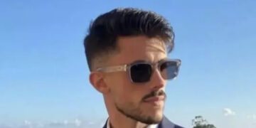 Rissa in spiaggia per una manovra con l’auto: 22enne muore accoltellato