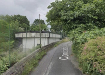 Bimbo di 2 anni travolto e ucciso da un furgone mentre gioca davanti casa