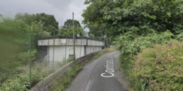 Bimbo di 2 anni travolto e ucciso da un furgone mentre gioca davanti casa