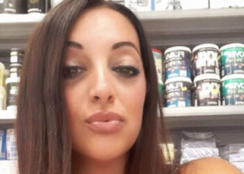 Tina muore strangolata a 47 anni: si cerca l’ex compagno