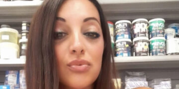 Tina muore strangolata a 47 anni: si cerca l’ex compagno