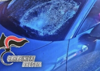 Si buttano in strada facendo finta di farsi investire dalle auto in corsa: grave un turista irlandese