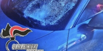 Si buttano in strada facendo finta di farsi investire dalle auto in corsa: grave un turista irlandese