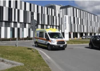 Follia al pronto soccorso: 34enne prende la pistola alla guardia giurata e minaccia medici e pazienti