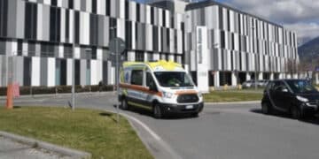 Follia al pronto soccorso: 34enne prende la pistola alla guardia giurata e minaccia medici e pazienti