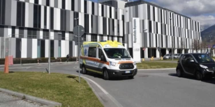 Follia al pronto soccorso: 34enne prende la pistola alla guardia giurata e minaccia medici e pazienti