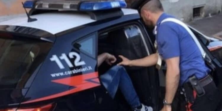 Professore accoltellato per una sigaretta negata, fermato un 30enne