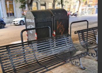 Cagliari, “ti vuoi riposare seduto nelle panchine di Piazza Yenne? Hai il conforto del ” profumo ” naturale dei rifiuti dei ristoranti”