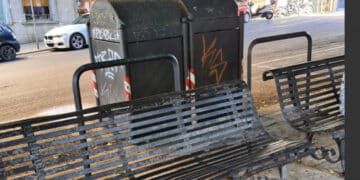 Cagliari, “ti vuoi riposare seduto nelle panchine di Piazza Yenne? Hai il conforto del ” profumo ” naturale dei rifiuti dei ristoranti”
