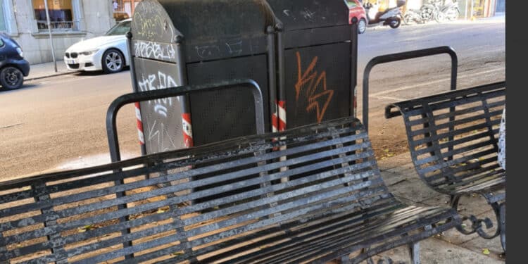 Cagliari, “ti vuoi riposare seduto nelle panchine di Piazza Yenne? Hai il conforto del ” profumo ” naturale dei rifiuti dei ristoranti”