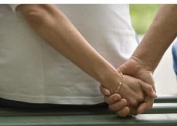 Rientra prima da lavoro e trova la moglie con l’amico: rissa nel condominio