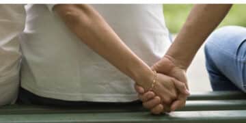 Rientra prima da lavoro e trova la moglie con l’amico: rissa nel condominio