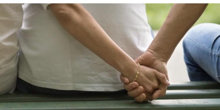 Rientra prima da lavoro e trova la moglie con l’amico: rissa nel condominio