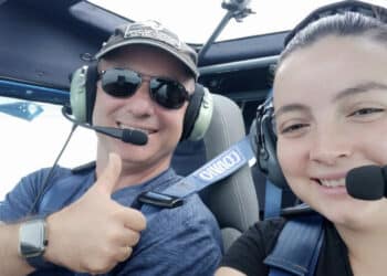 Ultraleggero precipita in un campo di riso e prende fuoco, muoiono papà e figlia 18enne