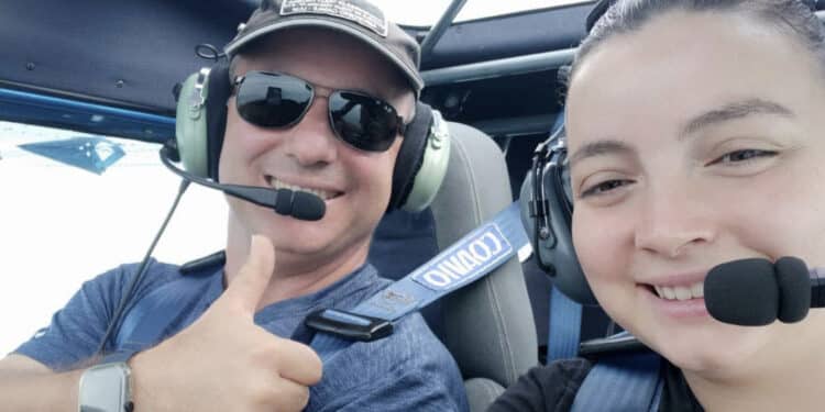 Ultraleggero precipita in un campo di riso e prende fuoco, muoiono papà e figlia 18enne