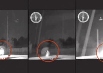 Sotto la pioggia con l’ombrello di metallo, il meteorologo Lorenzo Sestini rischia di essere colpito da un fulmine mentre cerca il gatto