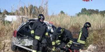 Orosei, auto esce fuoristrada: feriti 3 ragazzi