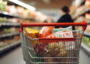 Prezzi in volata e senza freni, a Cagliari l’effetto turisti schiaccia anche i residenti: ristoranti proibitivi e spesa sempre più cara