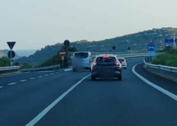 Sorpassi azzardati nella via del mare, lungo la Ss125 corre l’imprudenza