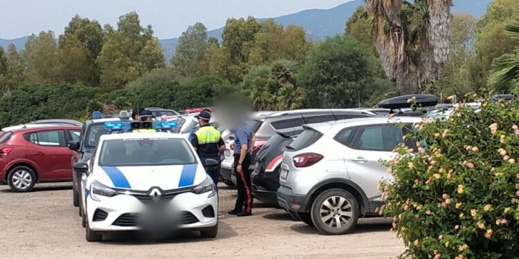 Pula, decine di bagnanti “sequestrati” a Nora sotto il sole: “Era impossibile uscire dal parcheggio a pagamento”