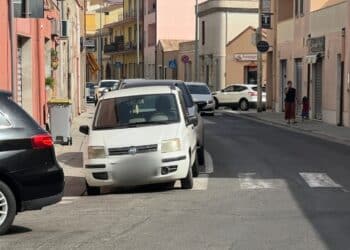 Monserrato, incivili in via Giulio Cesare: “Auto sulle strisce, che sfrecciano e occupano i posti riservati”
