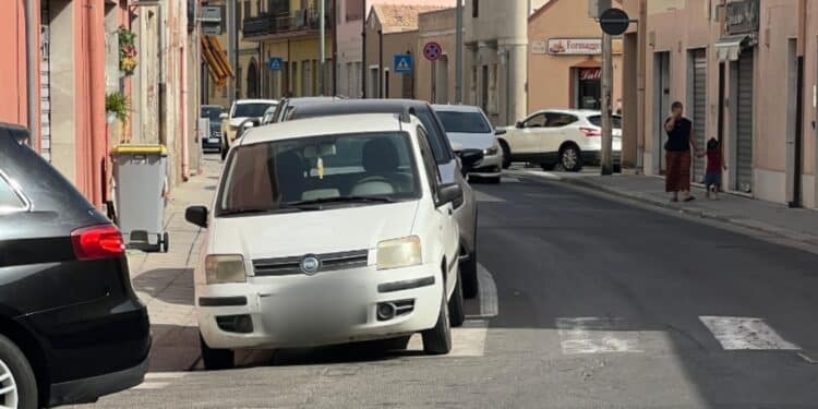 Monserrato, incivili in via Giulio Cesare: “Auto sulle strisce, che sfrecciano e occupano i posti riservati”