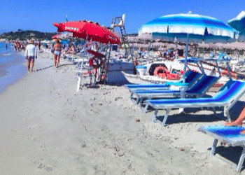 Villasimius, stabilimenti semi vuoti e bagnanti furiosi: la protesta si allarga