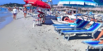 Villasimius, stabilimenti semi vuoti e bagnanti furiosi: la protesta si allarga