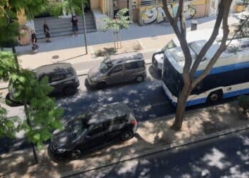 Cagliari, parcheggio creativo in via Dante, sopra lo spartitraffico un mezzo in sosta: notato e immortalato da un cittadino