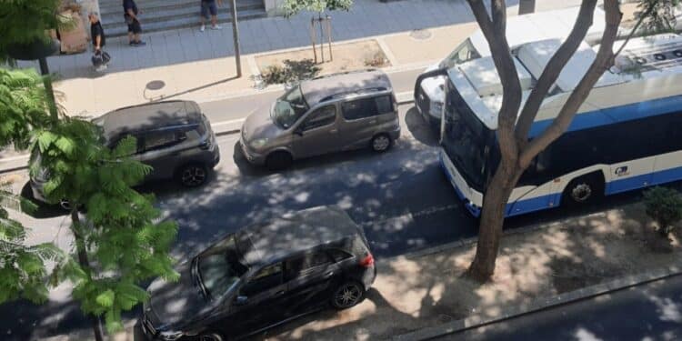 Cagliari, parcheggio creativo in via Dante, sopra lo spartitraffico un mezzo in sosta: notato e immortalato da un cittadino