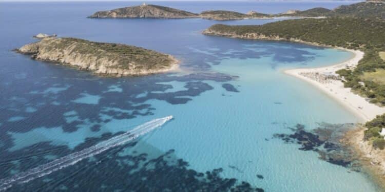 Tuerredda a numero chiuso e super protetta: niente fumo e plastica, vietato portar via la sabbia