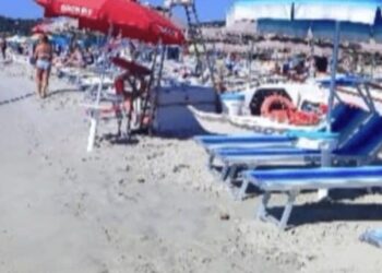 Spiagge sarde occupate da stabilimenti e parcheggi a prezzo d’oro, scatta la rivolta: “Rivogliamo il nostro mare”
