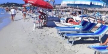 Spiagge sarde occupate da stabilimenti e parcheggi a prezzo d’oro, scatta la rivolta: “Rivogliamo il nostro mare”