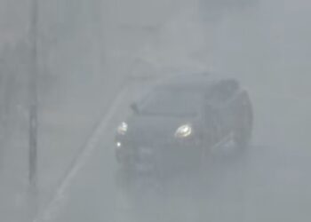 Grandinata improvvisa su Iglesias, macchine ferme a bordo strada e vie completamente allagate