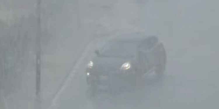 Grandinata improvvisa su Iglesias, macchine ferme a bordo strada e vie completamente allagate