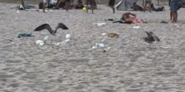 Cagliari, dopo il mare una distesa di rifiuti: cartacce e bottiglie sulla sabbia