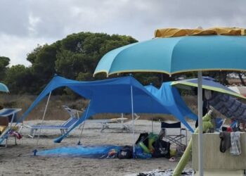 Maxi accampamento in spiaggia a Porto Pino, protestano i bagnanti