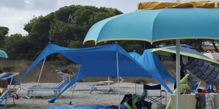 Maxi accampamento in spiaggia a Porto Pino, protestano i bagnanti