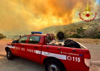 Notte di terrore a Santadi: le fiamme divorano tutto e minacciano le case