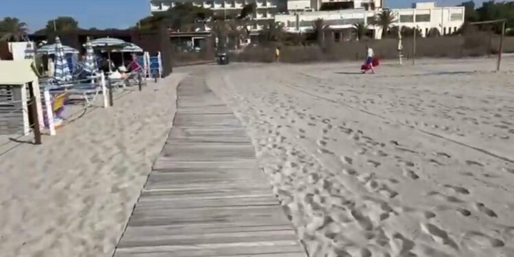 Passerella incubo al Poetto, ganci di ferro e assi dissestate mettono a rischio anziani e bambini