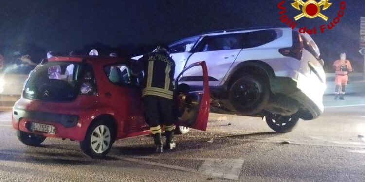 Siniscola, ennesimo incidente stradale nella notte: terribile scontro fra due auto
