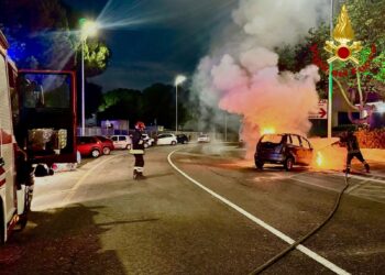Cagliari, paura nella notte: un’auto prende fuoco in via Crespellani
