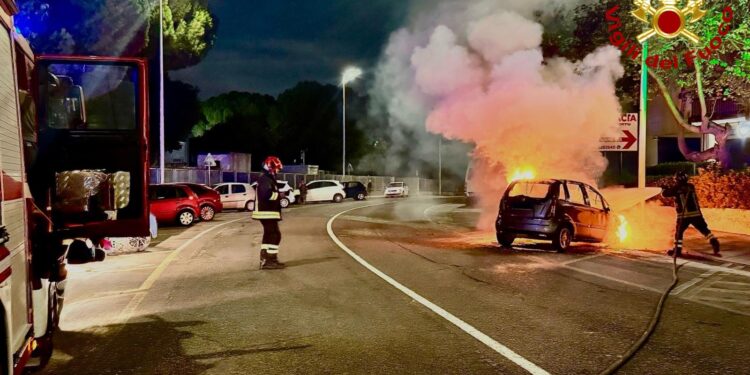 Cagliari, paura nella notte: un’auto prende fuoco in via Crespellani