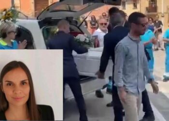 “Amate la vita come faceva Roberta”: a Guasila lacrime e dolore ai funerali della 38enne uccisa dal botulino