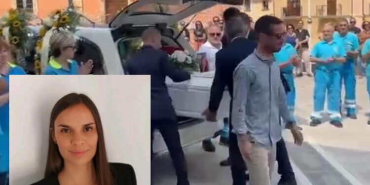 “Amate la vita come faceva Roberta”: a Guasila lacrime e dolore ai funerali della 38enne uccisa dal botulino