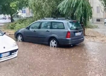 Iglesias, 30 millimetri di pioggia caduti in pochi minuti e intere strade della città sono finite sott’acqua