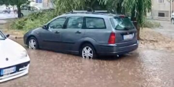 Iglesias, 30 millimetri di pioggia caduti in pochi minuti e intere strade della città sono finite sott’acqua