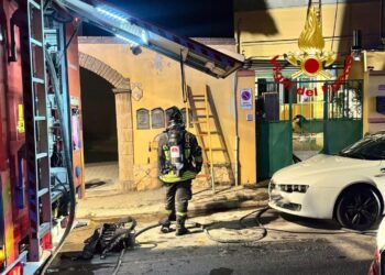 Monserrato, terrore in casa nella notte: scoppia un incendio, salvati in quattro, due in ospedale