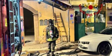 Monserrato, terrore in casa nella notte: scoppia un incendio, salvati in quattro, due in ospedale