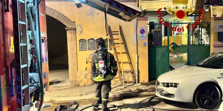Monserrato, terrore in casa nella notte: scoppia un incendio, salvati in quattro, due in ospedale